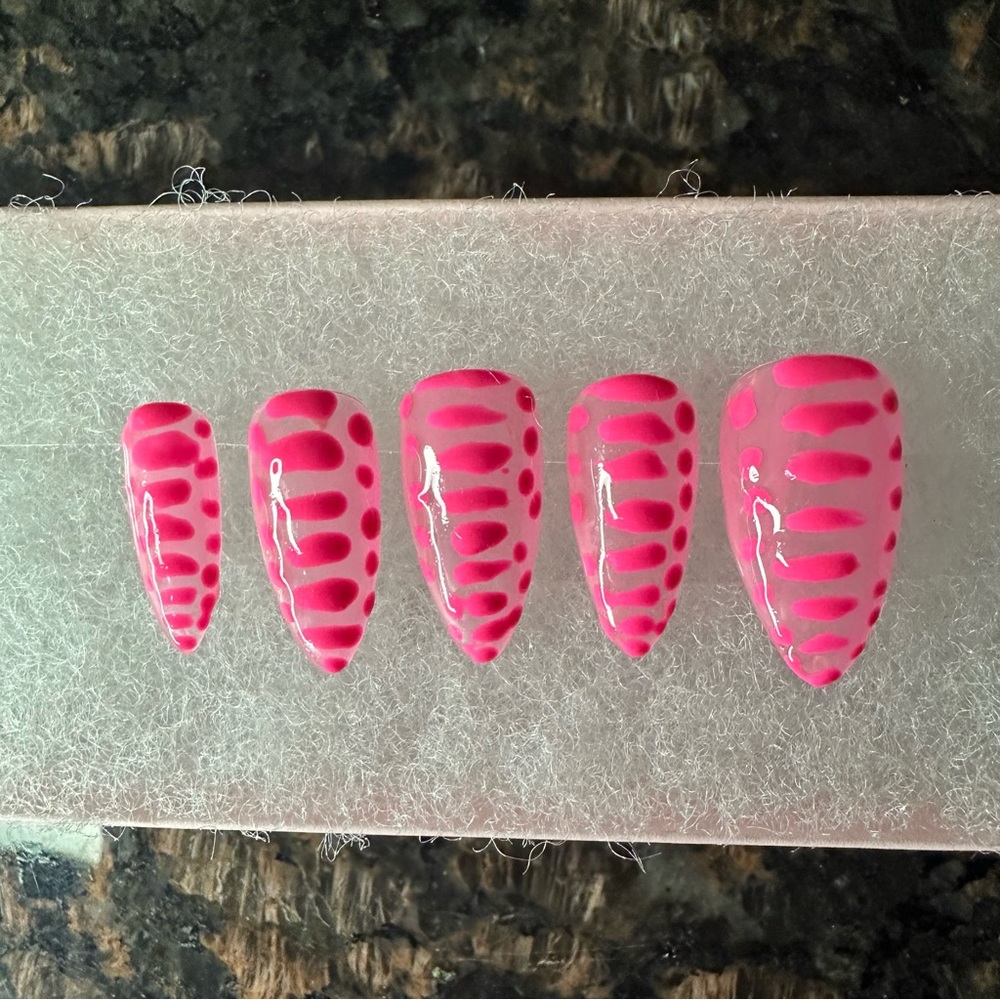 “Gator Tail”🐊 Press On Set by LoveScottiNails